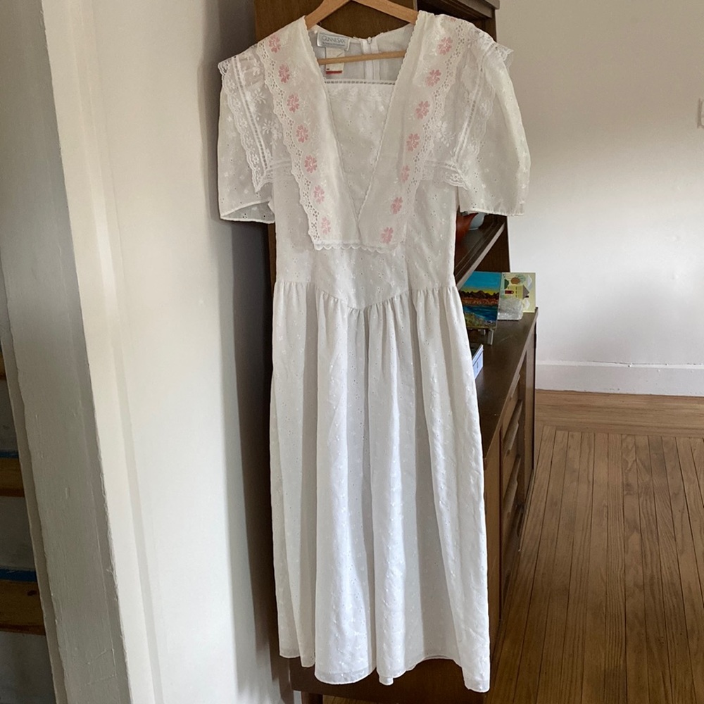 Gunne Sax vintage lace dress with floral detail